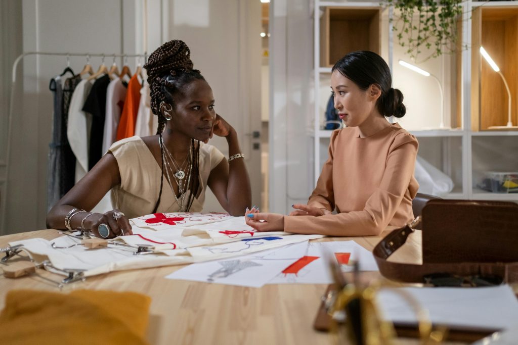 Deux couturières dans un atelier qui discutent